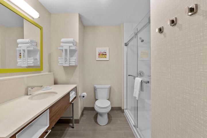 2 Queen Beds Accessible with Tub (4 of 9)