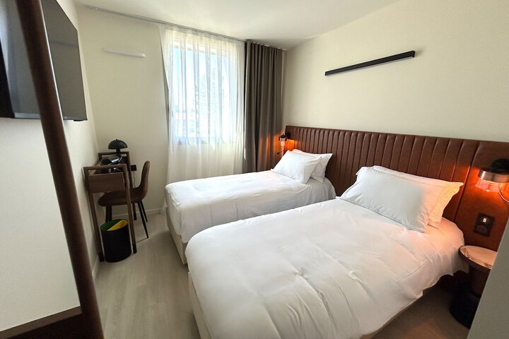 Room 13 of 30