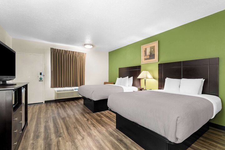 1 Queen Bed (3 of 15)
