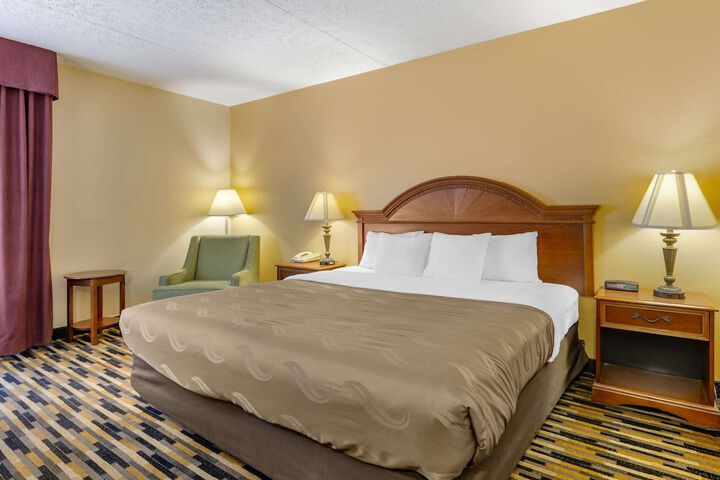 1 King Bed (6 of 9)