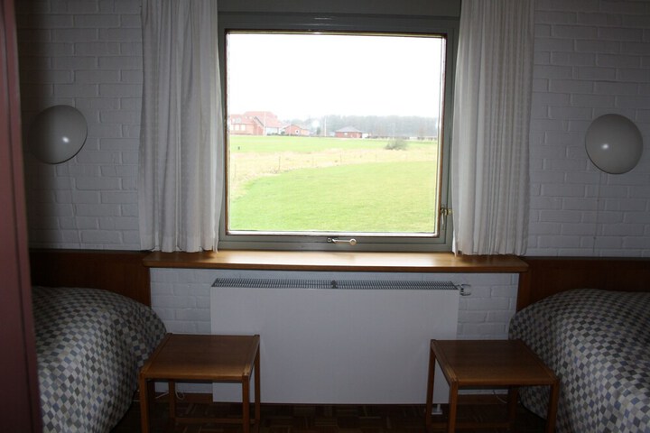 Room 4 of 68
