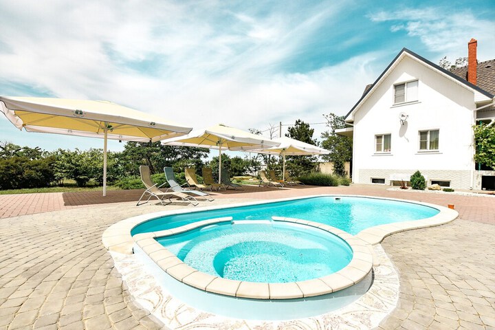 Pool 99 of 151