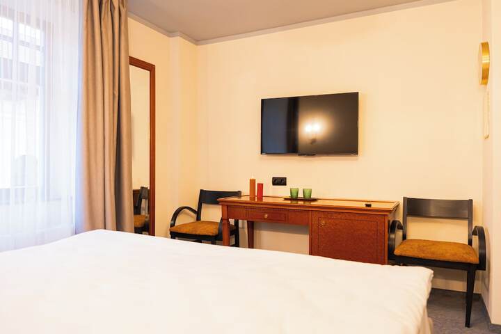 Room 8 of 43