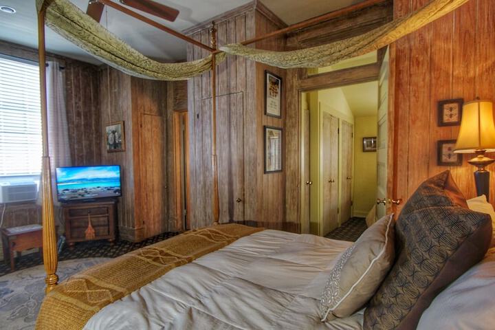 Room 17 of 42