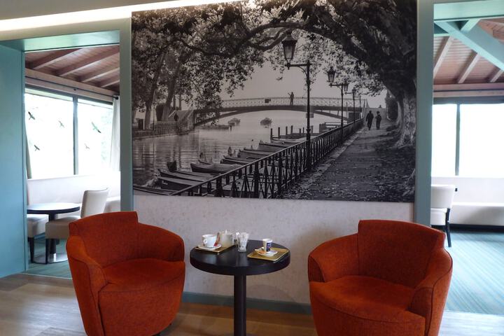 Lobby lounge