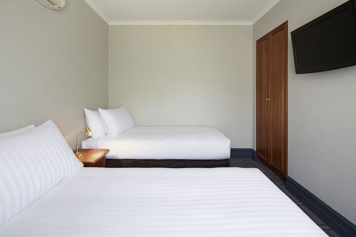 Room 7 of 42