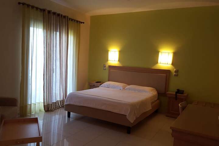 Room 8 of 33