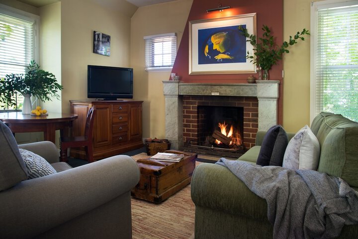 Room 4 of 9