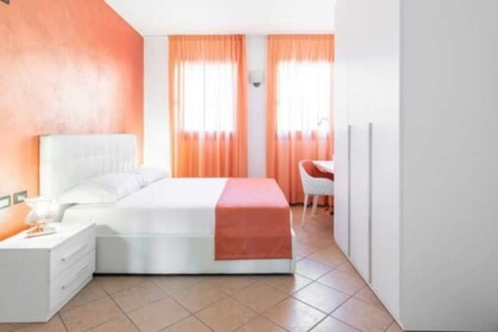 Room 9 of 34