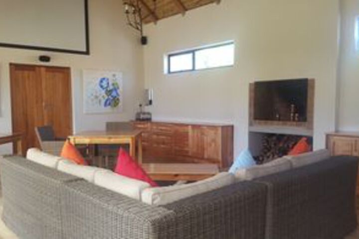 Lounge 45 of 81