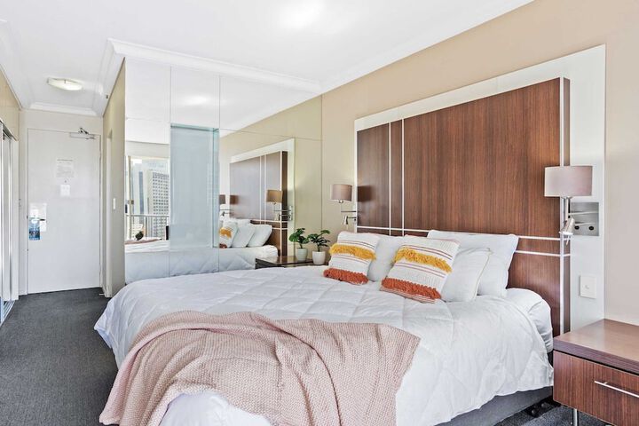 Room 4 of 16