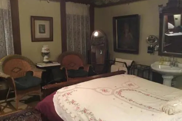 Room 6 of 17