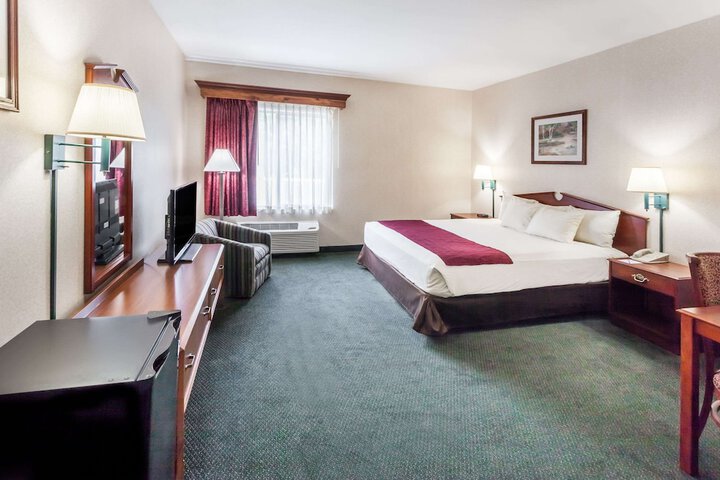 1 King Bed Mobility Accessible (4 of 6)