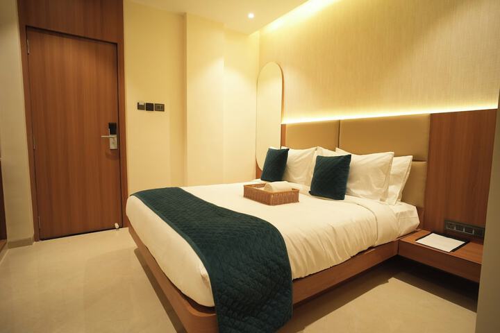 Room 10 of 14
