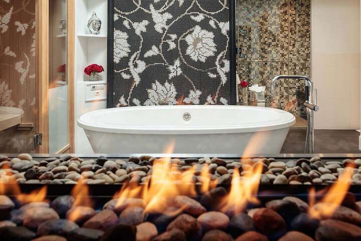 Deep soaking bathtub