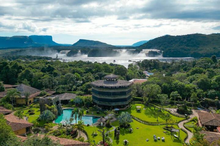 Ara Merú Lodge