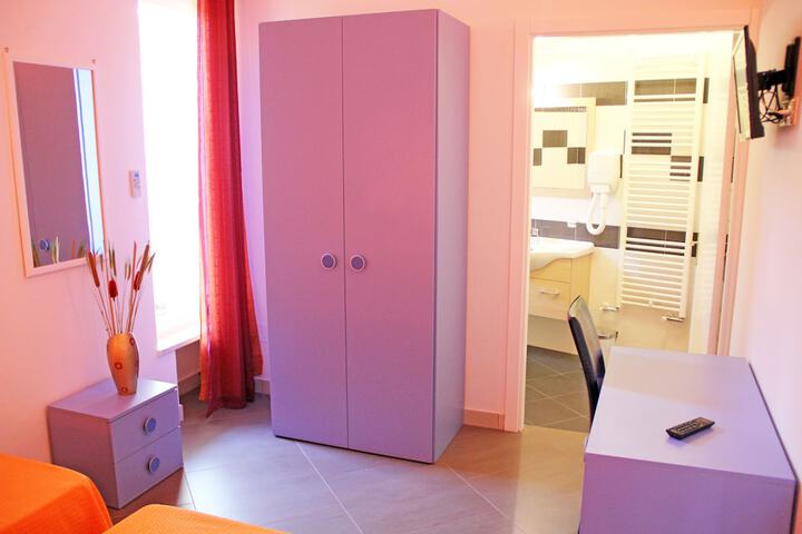 Room 6 of 24