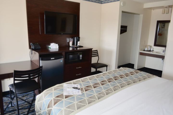 1 Queen Bed (6 of 11)