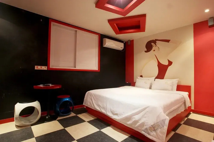 Room 3 of 5
