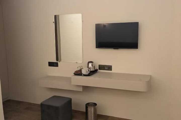 Room 5 of 16