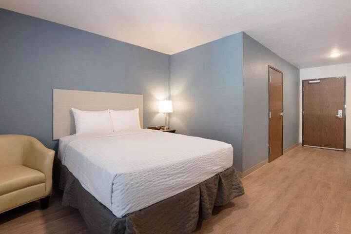 1 Queen Bed (12 of 18)