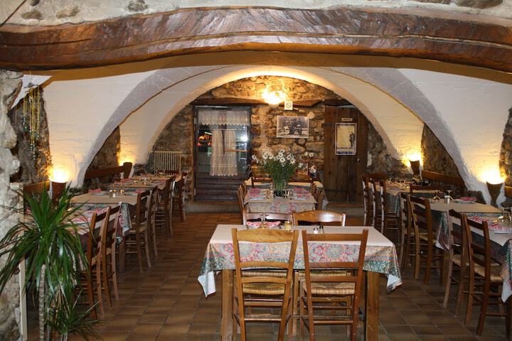 Dining 8 of 19