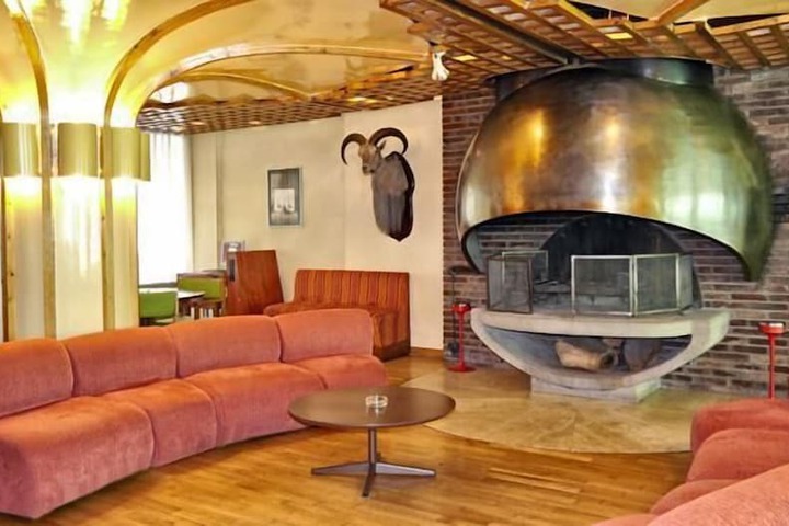 Lounge 12 of 14