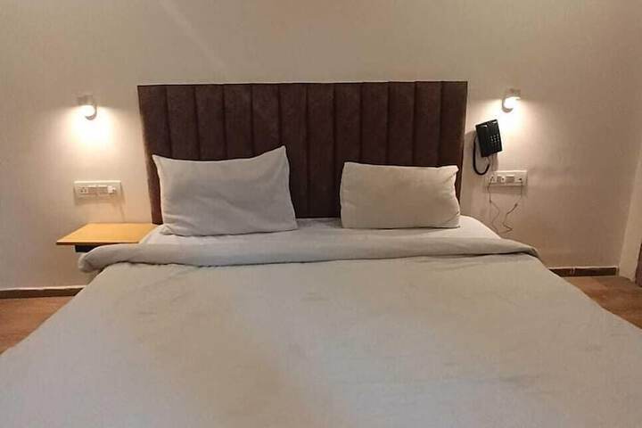 Room 5 of 12