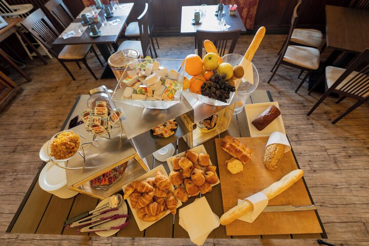 Breakfast/Coffee Service 26 of 45