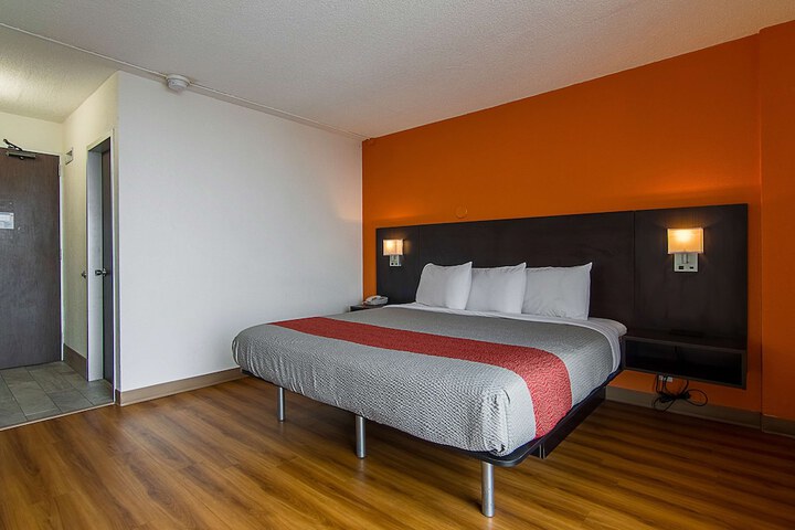 1 King Bed (7 of 15)