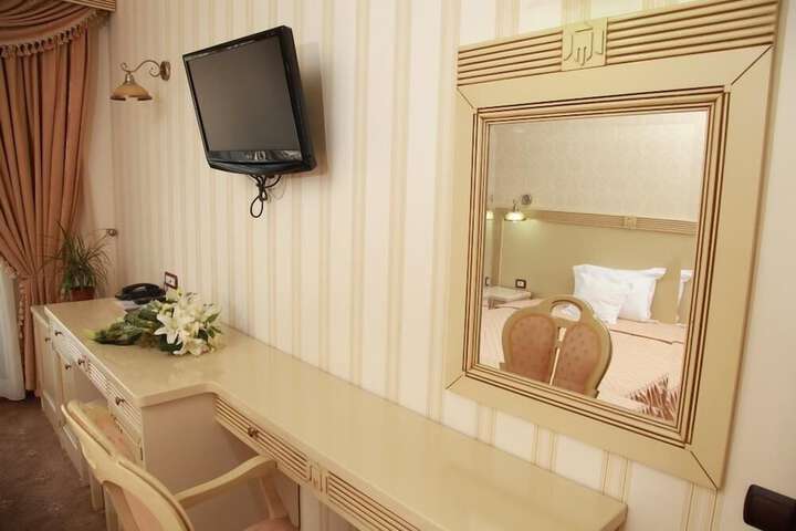 Room 7 of 37