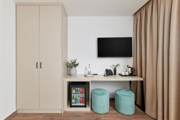 Room 11 of 48