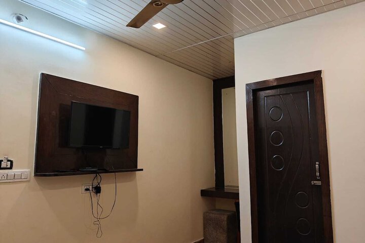 Room 15 of 38