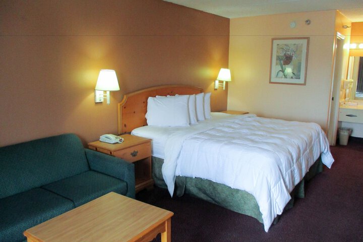 1 King Bed (3 of 9)