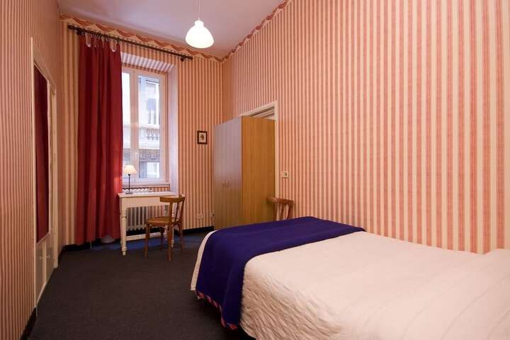 Room 7 of 18