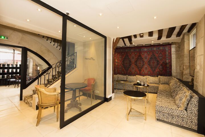 Lounge 44 of 58