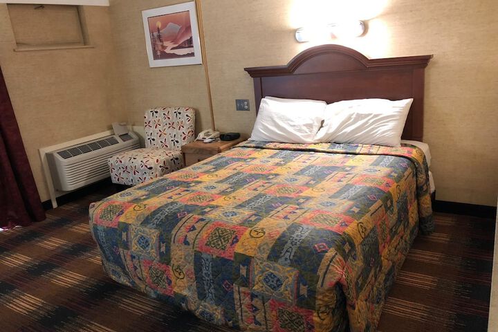 1 Queen Bed (5 of 5)