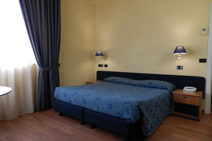 Room 12 of 33