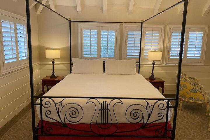 Room 13 of 23