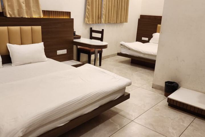 Room 4 of 12
