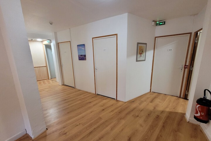 Handrails in hallways