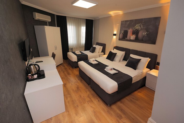 Room 13 of 18
