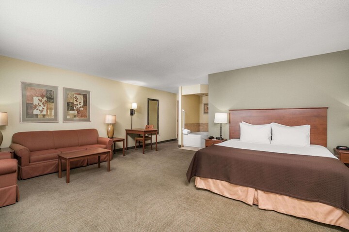1 King Bed Accessible (2 of 32)