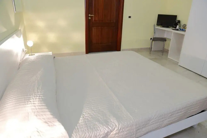 Room 6 of 16