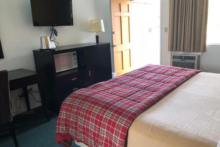 Standard | King Bed (3 of 4)
