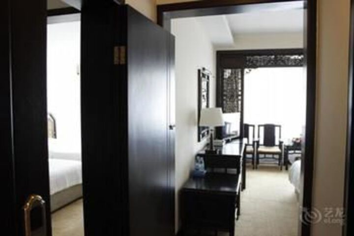 Room 32 of 84