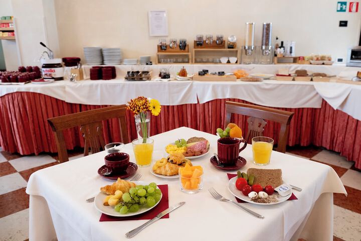 Breakfast/Coffee Service 55 of 77
