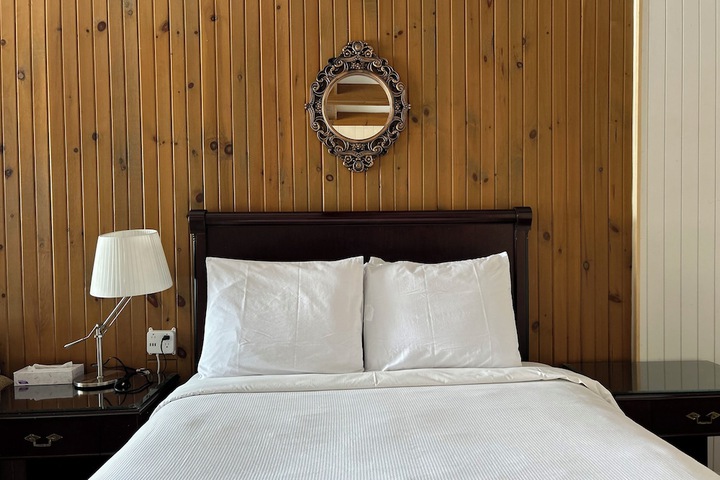 Room 8 of 19