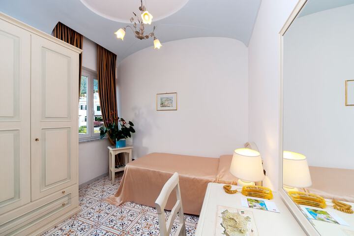 Room 9 of 50