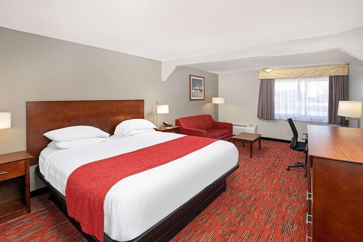 1 King Bed Accessible (9 of 21)